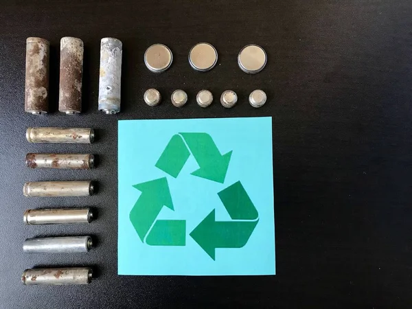 Baterías libres de corrosión. Diferentes tamaños y formas. Señal de reciclado y protección del medio ambiente . —  Fotos de Stock