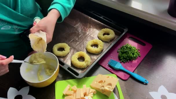 Žena Vyplňuje Cukrářské Sáně Bramborovou Kaši Sýr Nakrájené Cibule Smažené — Stock video