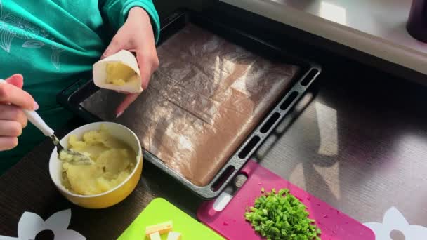 Žena Vyplňuje Cukrářské Sáně Bramborovou Kaši Sýr Nakrájené Cibule Smažené — Stock video