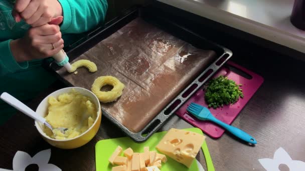 Een Vrouw Vormt Aardappel Ringen Een Bakselblad Met Hulp Van — Stockvideo