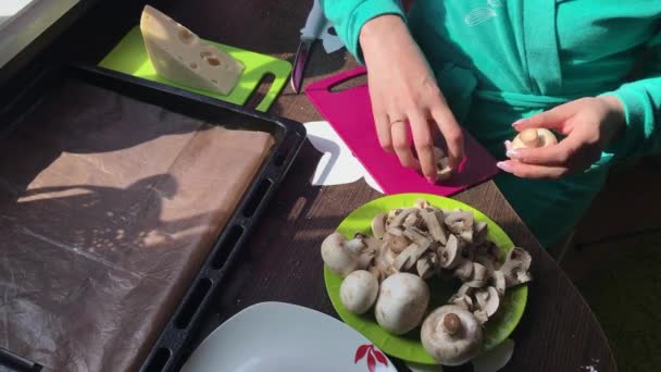 Eine Frau Schneidet Champignons Auf Einem Schneidebrett Käse Liegt Auf — Stockvideo