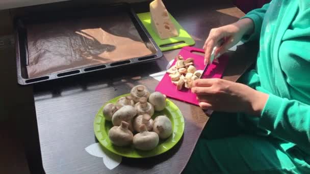 Eine Frau Schneidet Champignons Auf Einem Schneidebrett Käse Liegt Auf — Stockvideo