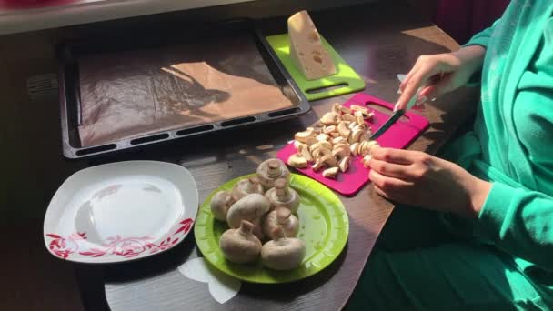 Een Vrouw Snijdt Champignons Een Snijplank Kaas Ligt Een Bord — Stockvideo