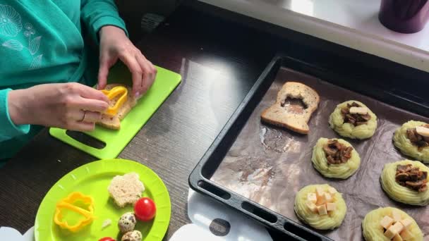 サンドイッチを作る女性 プラスチックの鋳型を使用して それを充填で満たすためにパンの一部に穴を押し込む — ストック動画