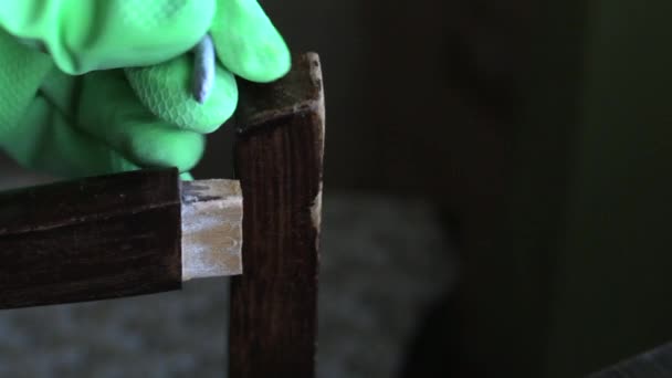 Homem Prepara Uma Cola Epóxi Dois Componentes Para Reparar Cadeira — Vídeo de Stock