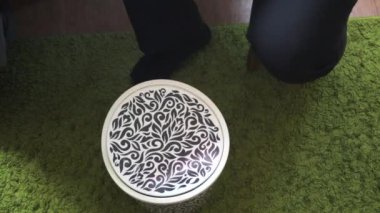 Bir işadamı yerde duran çöp kutusuna buruşturulmuş plastik şişeler atıyor. Yukarıdan görüntüle.