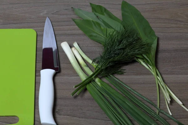 Verduras frescas cuidadosamente colocadas en la mesa. Cebollas aromáticas, eneldo y ajo silvestre. Ingredientes para ensalada saludable . — Foto de Stock