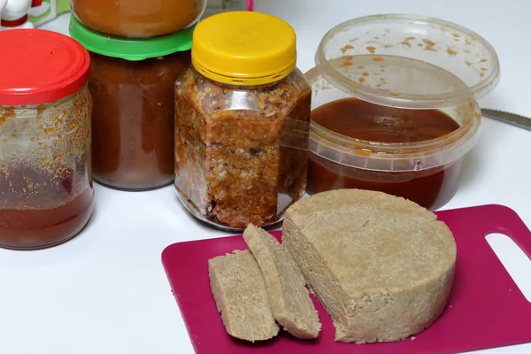 Halva fatiada de mel, amendoim e sementes de girassol. Perto do mel em recipientes diferentes. Ingredientes e ferramentas para fazer halva . — Fotografia de Stock