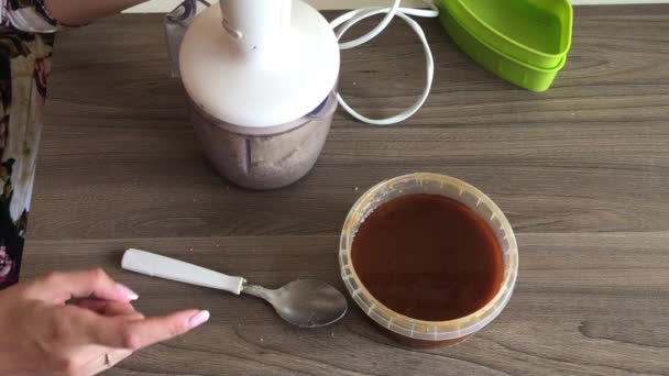 Seorang Wanita Menutup Tutupnya Dari Mangkuk Blender Dan Menggiling Kacang — Stok Video