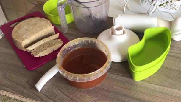 Mesa Corta Halva Casera Junto Recipiente Encuentra Miel Para Preparación — Vídeo de stock