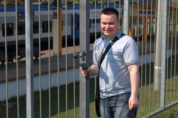 Un jeune homme filmant sur un smartphone. Utilise la carabine pour obtenir des coups lisses . — Photo