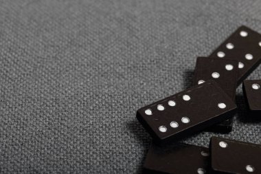Kaba gri bir bezle kaplı bir yüzeyde domino eklemleri.