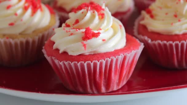 Pastel Terciopelo Rojo Los Pasteles Terminados Están Plato — Vídeos de Stock