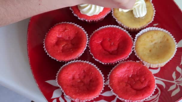 Frau Bereitet Cupcake Roten Samt Creme Mit Einem Teigtasche Auftragen — Stockvideo