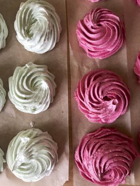 Ev yapımı Marshmallow Farklı renk. Kuruması için yemek kağıdı üzerinde yatıyor.