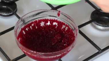 Kızılcık bir cam kapta marshmallow püresi.