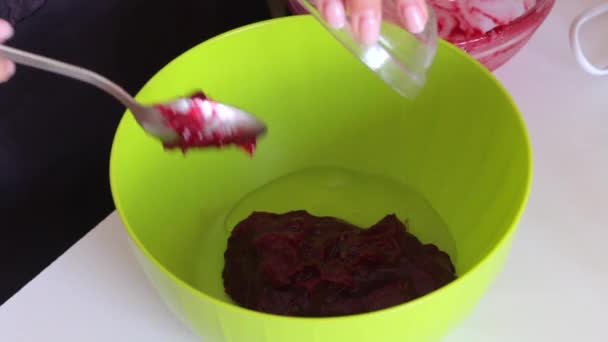 Een Vrouw Voegt Eiwit Toe Aan Cranberry Puree Voor Bereiding — Stockvideo