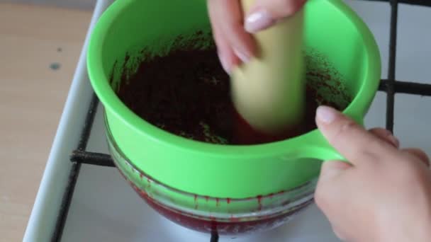 Seorang Wanita Pabrik Gula Dimasak Cranberry Dalam Colander Dalam Wadah — Stok Video