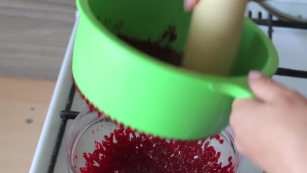 Bir Kadın Bir Kevgirde Haşlanmış Şekerli Kızılcık Ları Ovuşturuyor Marshmallow — Stok video