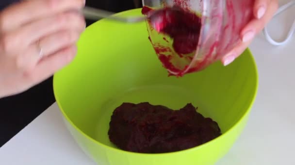 一个女人把蔓越莓泥从一个容器转移到另一个容器 用于准备棉花糖 — 图库视频影像