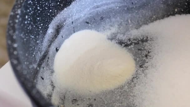 マシュマロシロップを作るための鍋に寒天と砂糖 — ストック動画