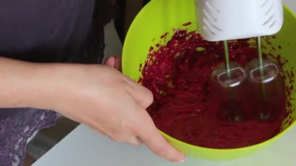 Wanita Itu Mencambuk Putih Telur Dan Puree Cranberry Dengan Bantuan — Stok Video