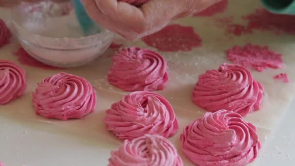 一个女人用刷子在棉花糖上涂糖粉 接下来是一个准备棉花糖在不同的色调 — 图库视频影像