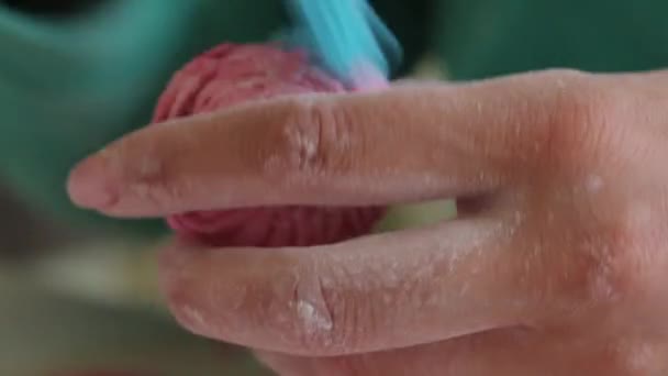 一个女人用刷子把糖粉涂在棉花糖上 把它放在一边特写 — 图库视频影像