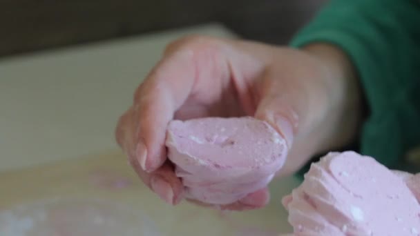 Kobieta Dołącza Dwóch Połówki Marshmallow Razem Posypać Cukrem Pudrem Zbliżenie — Wideo stockowe