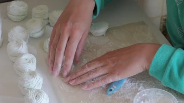 Een Vrouw Neemt Opgedroogde Delen Van Marshmallow Uit Voedsel Papier — Stockvideo