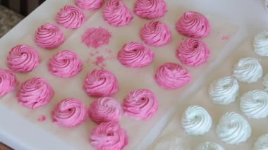 Yemek kağıdında, marshmallow pudra şekeri ile toz haline geldi. Yukarıdan görüntüle.