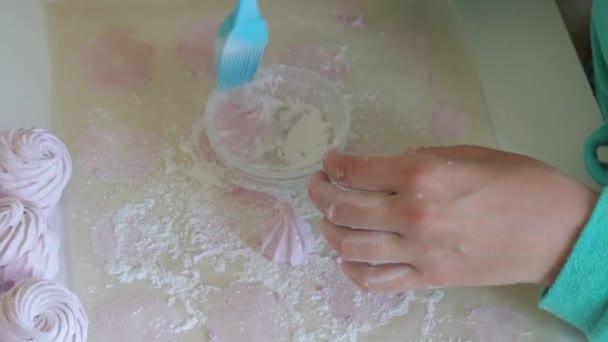 Een Vrouw Behandelt Marshmallows Met Poedersuiker Met Behulp Van Een — Stockvideo