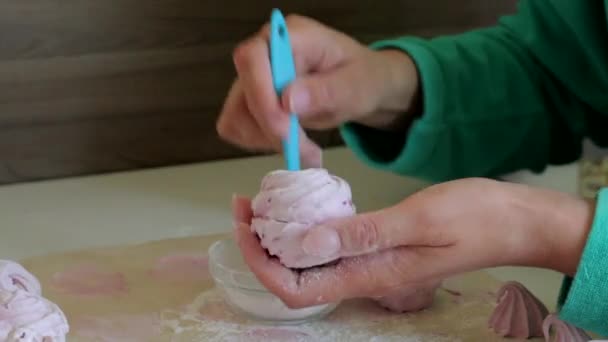 Una Mujer Trata Malvaviscos Con Azúcar Polvo Usando Cepillo Pastelería — Vídeo de stock