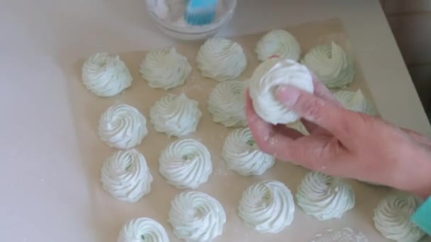 在食品纸上 棉花糖沾满了糖粉 一个女人用刷子在糖上涂糖 从上面查看 — 图库视频影像