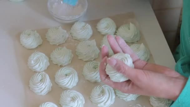 Carta Alimentare Marshmallow Spolverato Zucchero Velo Asciuga Una Donna Applica — Video Stock