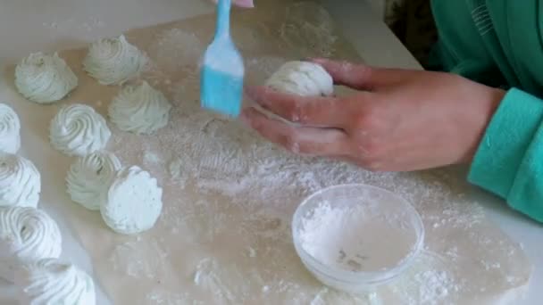 Voedsel Papier Marshmallow Bestroogd Met Poedersuiker Een Vrouw Knuffeld Het — Stockvideo