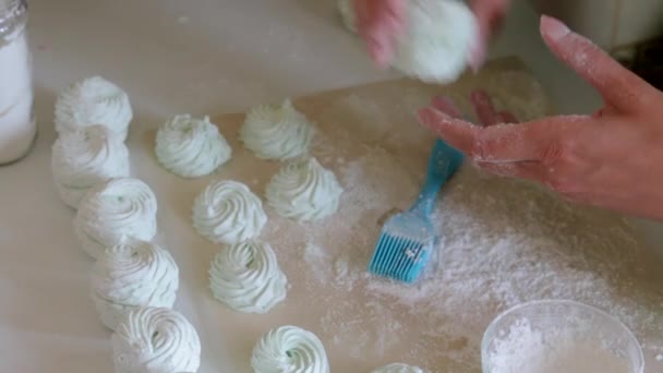 Atas Kertas Makanan Marshmallow Dilumuri Serbuk Gula Kering Seorang Wanita — Stok Video