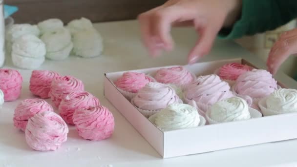 Mujer Pone Malvavisco Una Caja Regalo Marshmallow Diferentes Colores Disparo — Vídeos de Stock