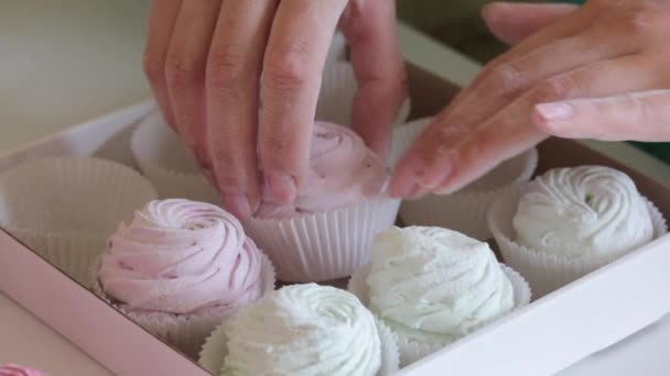 Vrouw Doet Marshmallow Een Geschenkdoos Van Dichtbij Geschoten — Stockvideo