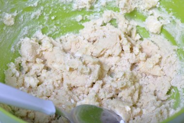 Marshmallowlu sandviç yapmak için hamur bir kapyatıyor.