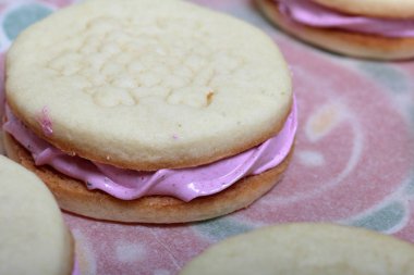 Pişmiş marshmallowlu sandviç. Yemek kağıdına uzanıyorlar..