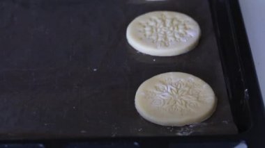 Bir süs ile haddelenmiş hamur yuvarlak boşluklar. Marshmallowlu sandviç yapmak için. Pişirmeden önce fırın tepsisine uzanın.