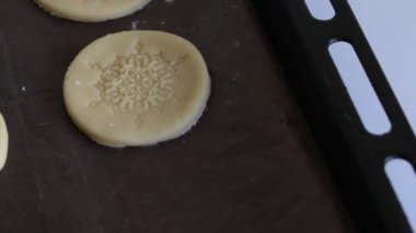 Bir süs ile haddelenmiş hamur yuvarlak boşluklar. Marshmallowlu sandviç yapmak için. Pişirmeden önce fırın tepsisine uzanın.