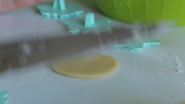 女性は ローリングピンでマシュマロサンドイッチを作るための生地をロール — ストック動画