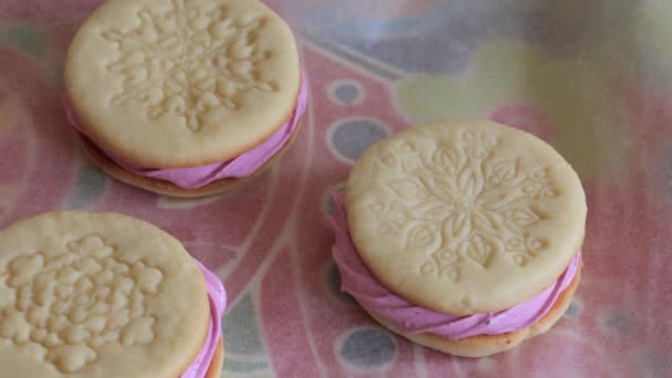 Gekookte Marshmallow Broodjes Liggen Voedsel Papier Uitzicht Vanaf Boven — Stockvideo