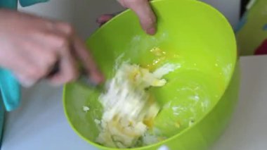 Kadın lokum sandviçi yapmak için hamur yoğuruyor. Masada yalan söylemek için gereken malzemeler ve araçlar.