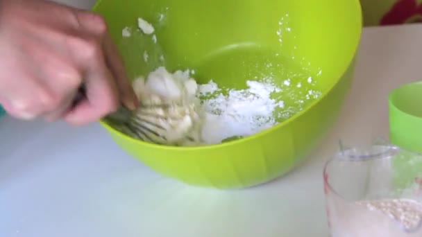 女人揉搓面团做棉花糖三明治 用于制造的材料和工具摆在桌上 — 图库视频影像