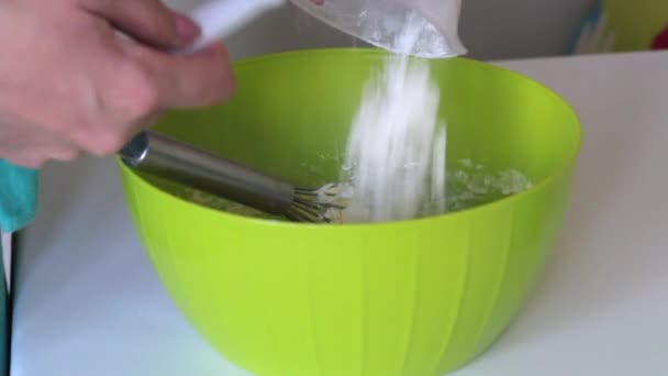 Kvinna Knådar Deg För Att Göra Marshmallow Smörgåsar Ingredienser Och — Stockvideo