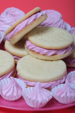 Pişmiş marshmallowlu sandviç. Tabakta yatıyorlar. Tabakta bir sonraki çeşitli boyutlarda bir marshmallow olduğunu.