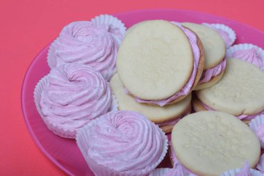 Pişmiş marshmallowlu sandviç. Tabakta yatıyorlar. Tabakta bir sonraki çeşitli boyutlarda bir marshmallow olduğunu.